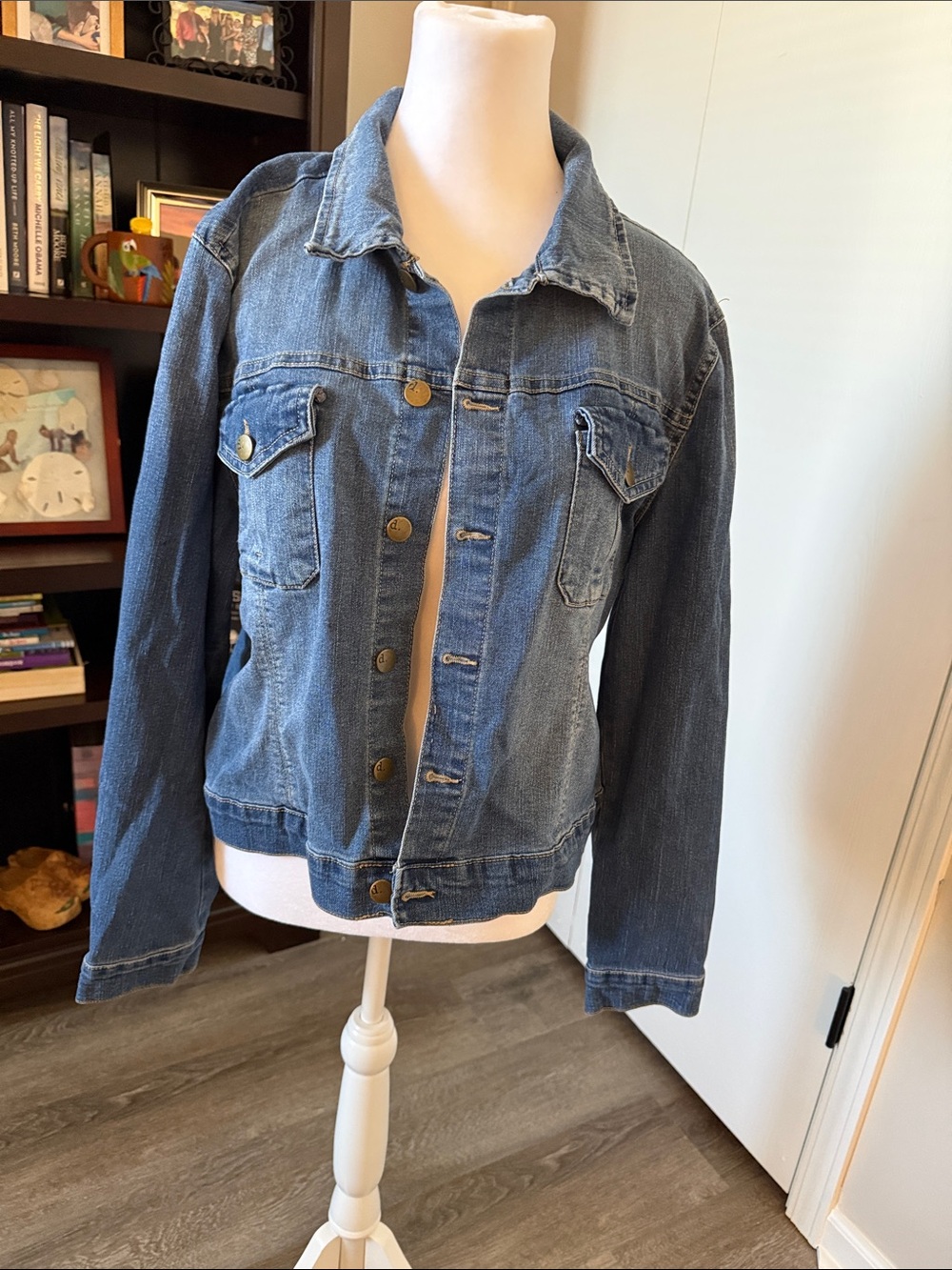 D Jeans SZ L Classic Blue Denim Jean jacket. Lightweight great for summer